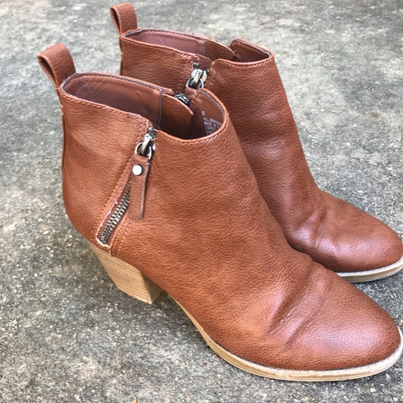 Universal Thread Shoes - EUC Universal Thread Brown Leather Boots - Size 8